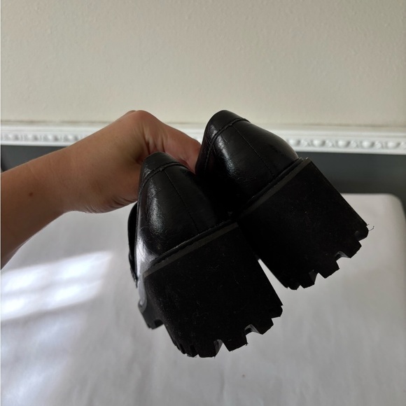 Dolce Vita Black Loafers with Gold Chain Detail Size 7.5 - Picture 3 of 7